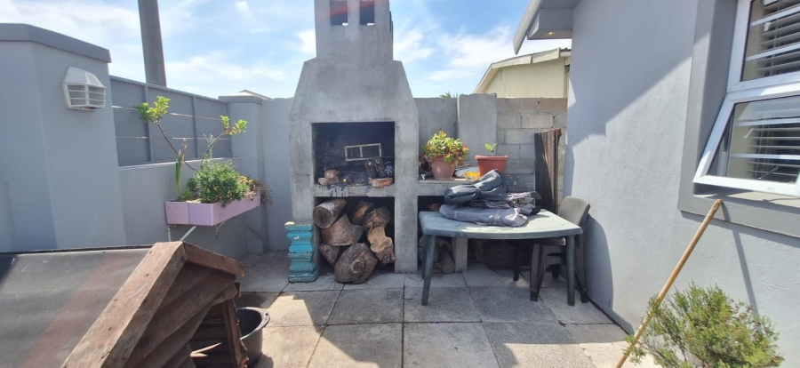 4 Bedroom Property for Sale in Grassy Park Western Cape